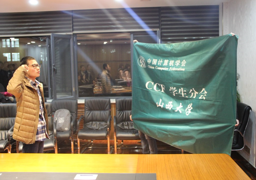 图2 新任2017-2018届主席程宁宣誓 图2 新任2017-2018届主席程宁宣誓